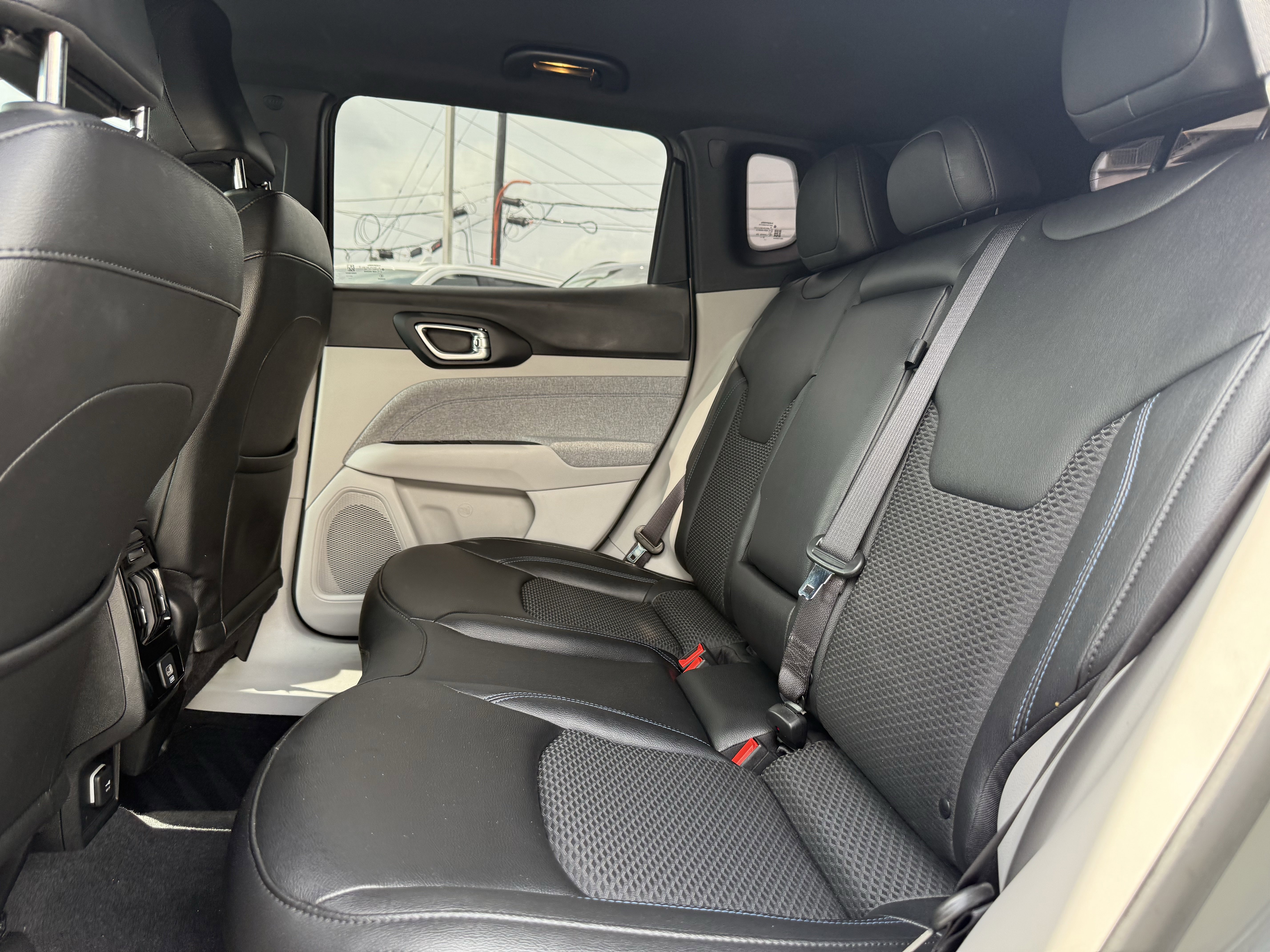 Used 2024 Jeep Compass Latitude image 14