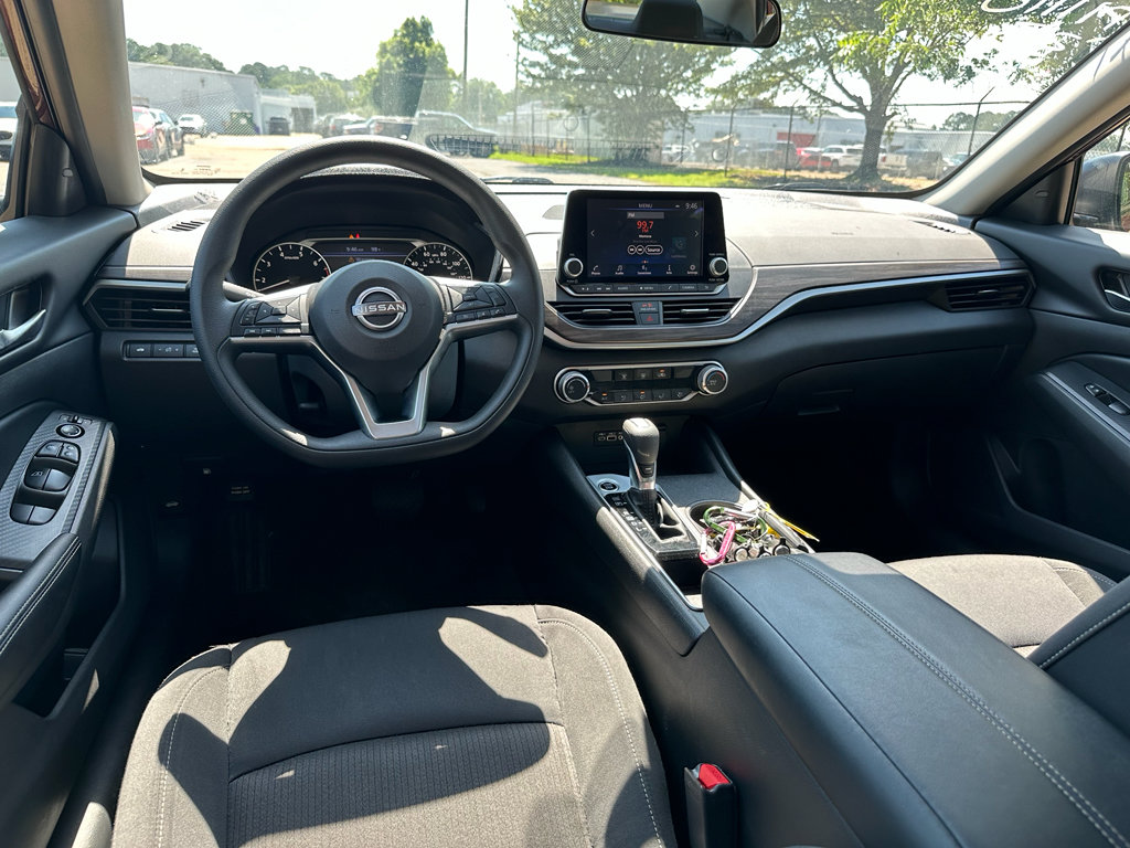 Used 2025 Nissan Altima 2.5 SV FWD image 10