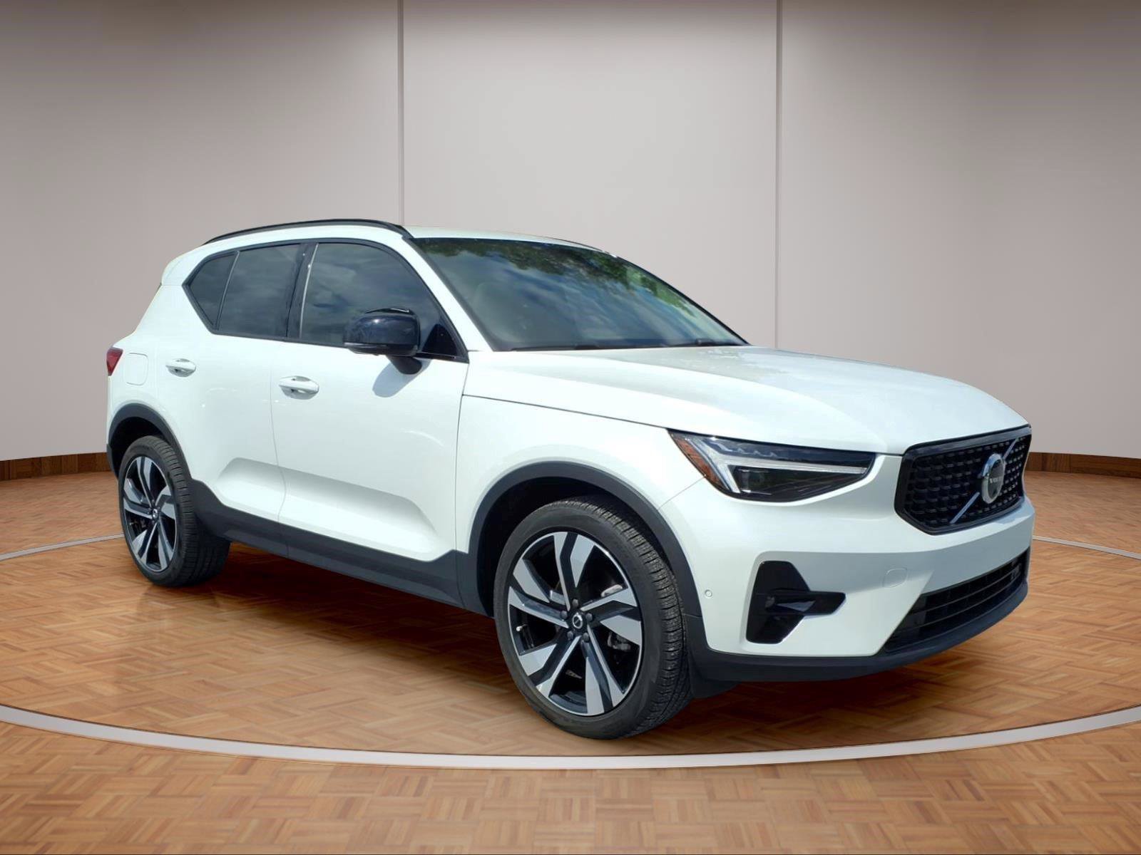 Used 2024 Volvo XC40 B5 Ultimate w/ Protection Package Premier AWD/4WD image 1