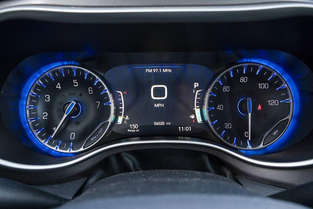 Used 2024 Chrysler Pacifica Touring-L image 17