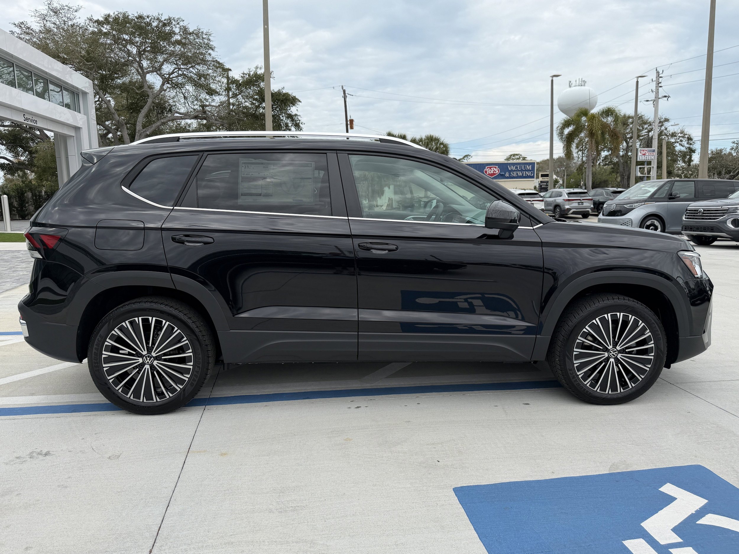 New 2026 Volkswagen Taos SE image 2