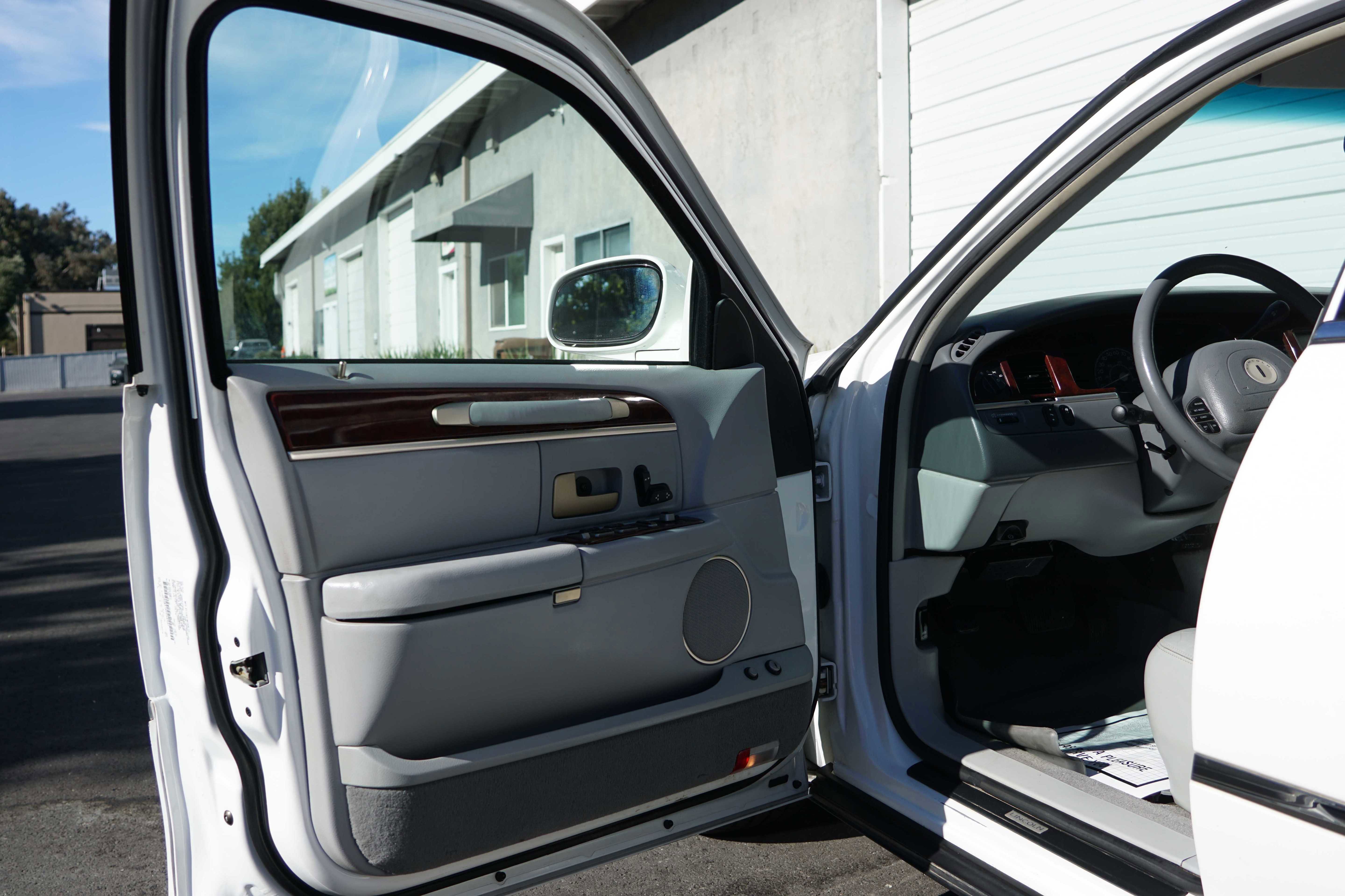 Used 2004 Lincoln Town Car Signature image 37