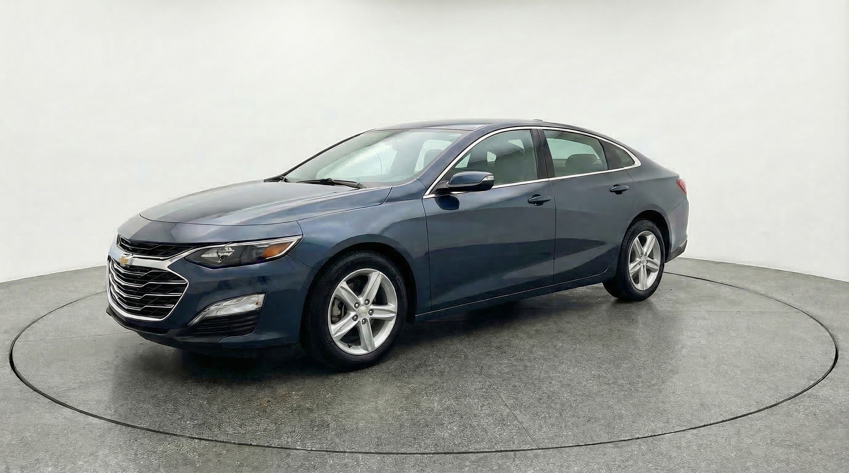 Used 2023 Chevrolet Malibu LT w/ Driver Confidence Package FWD image 3