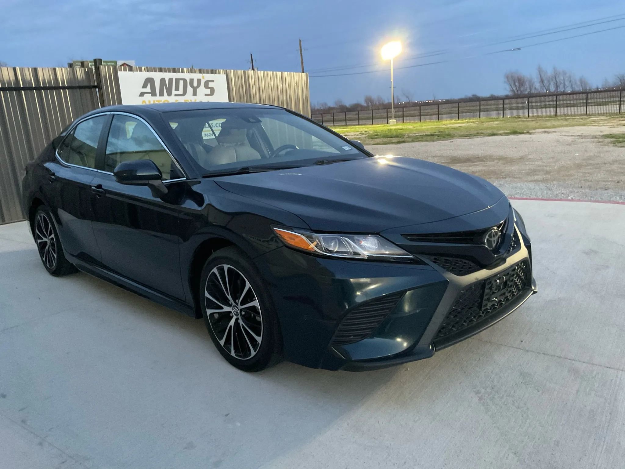 Used 2019 Toyota Camry SE image 12