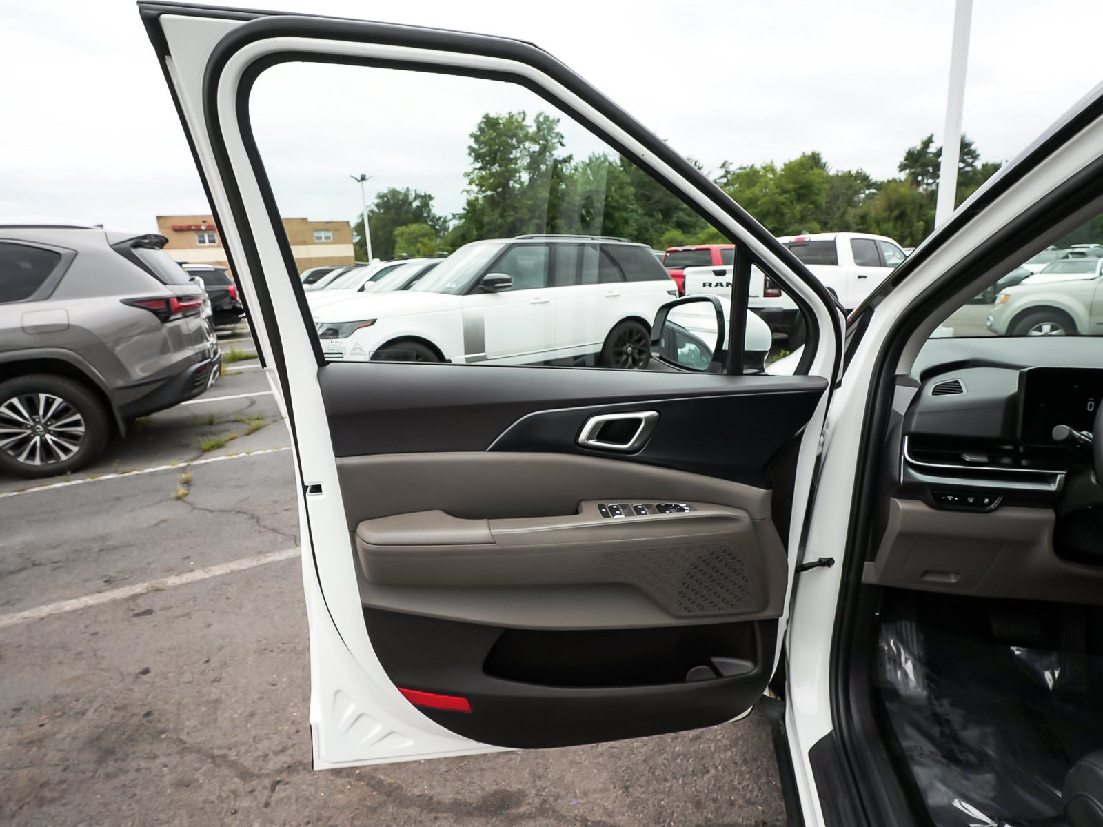 Used 2026 Kia Carnival LXS FWD image 11