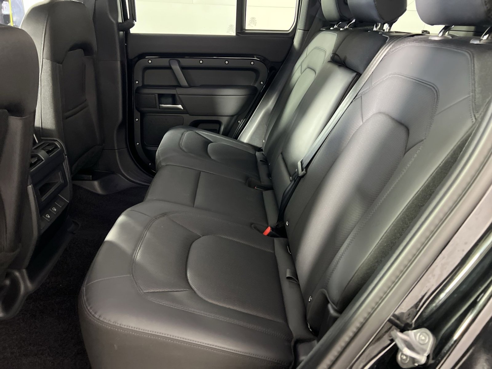 Used 2025 Land Rover Defender 110 S image 25