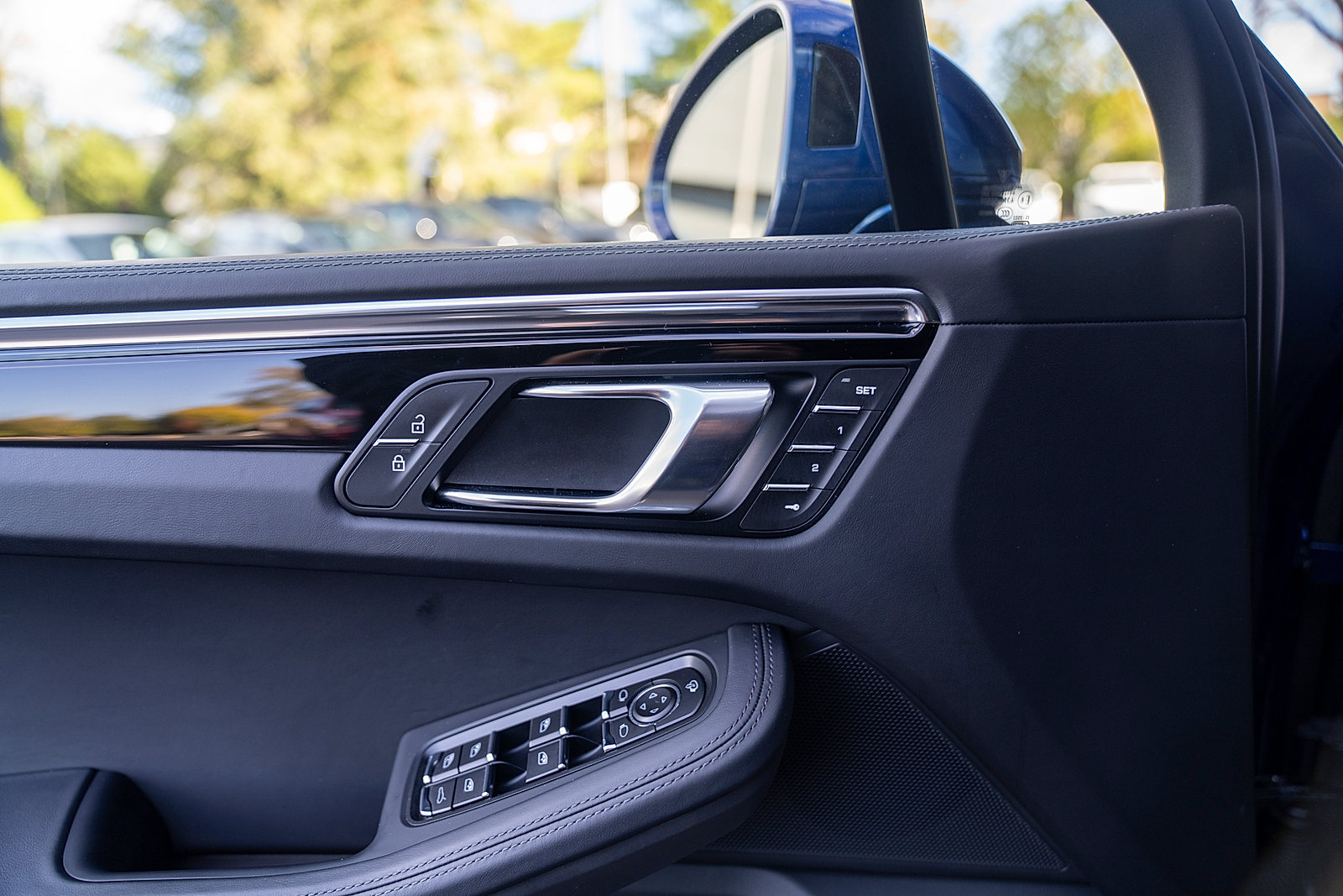 Certified 2025 Porsche Macan AWD/4WD image 17