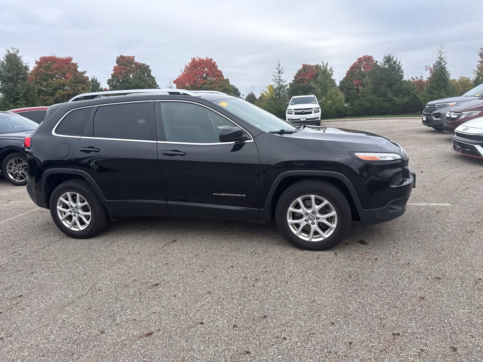 Used 2017 Jeep Cherokee Latitude w/ Cold Weather Group AWD/4WD image 4