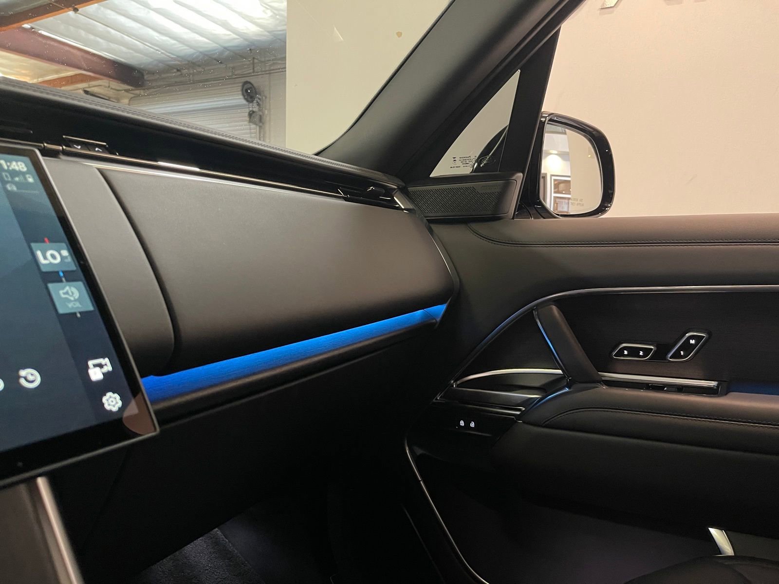 Used 2025 Land Rover Range Rover Long Wheelbase Autobiography image 12