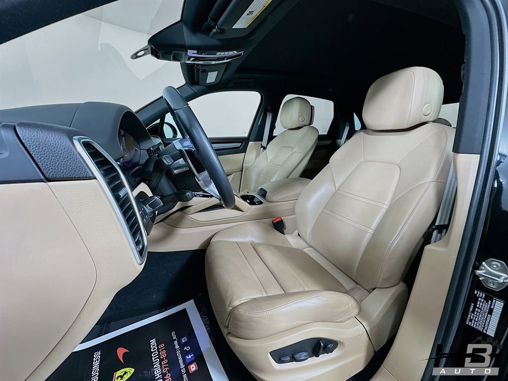 Used 2023 Porsche Cayenne Platinum Edition image 16