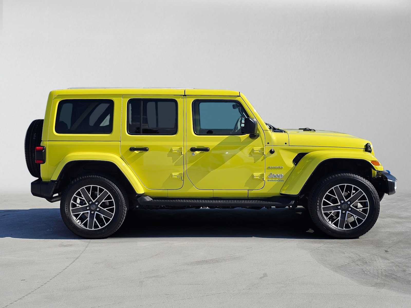 Used 2023 Jeep Wrangler Unlimited Sahara w/ Cold Weather Group AWD/4WD image 2