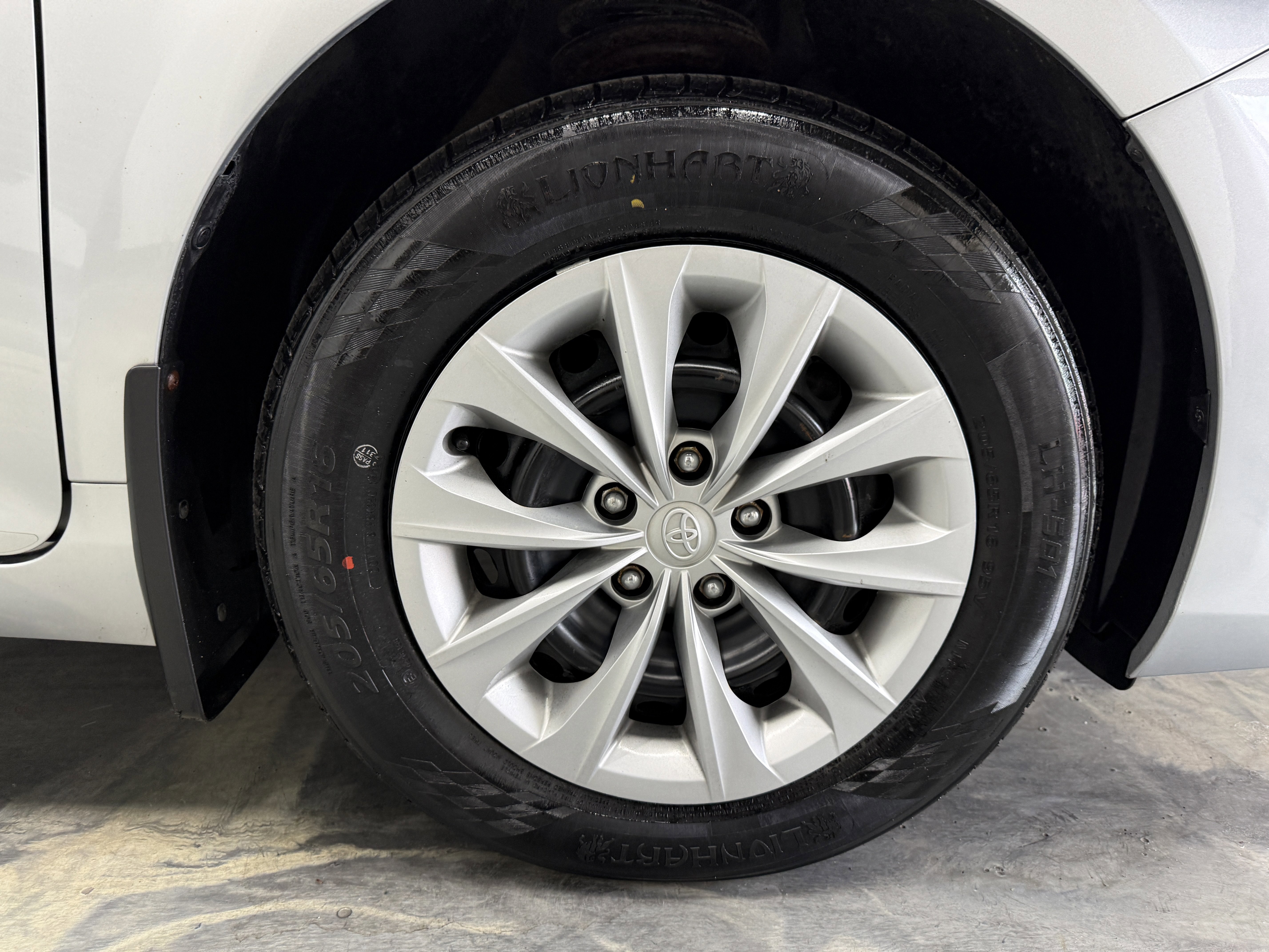 Used 2017 Toyota Camry LE image 23