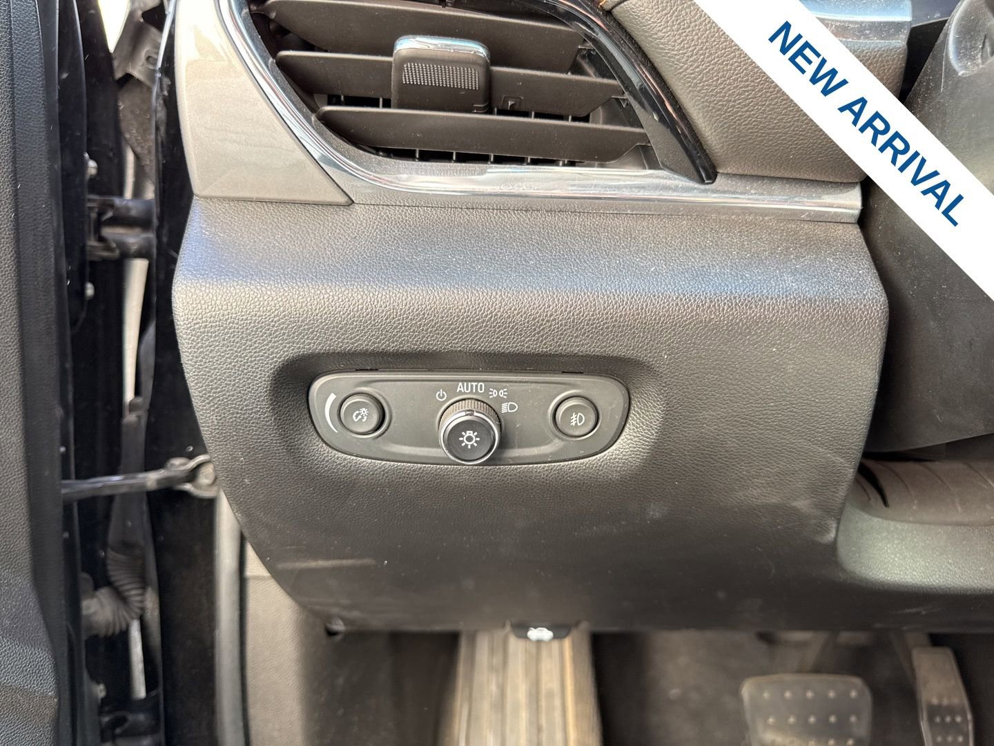 Used 2020 Chevrolet Traverse LT image 20