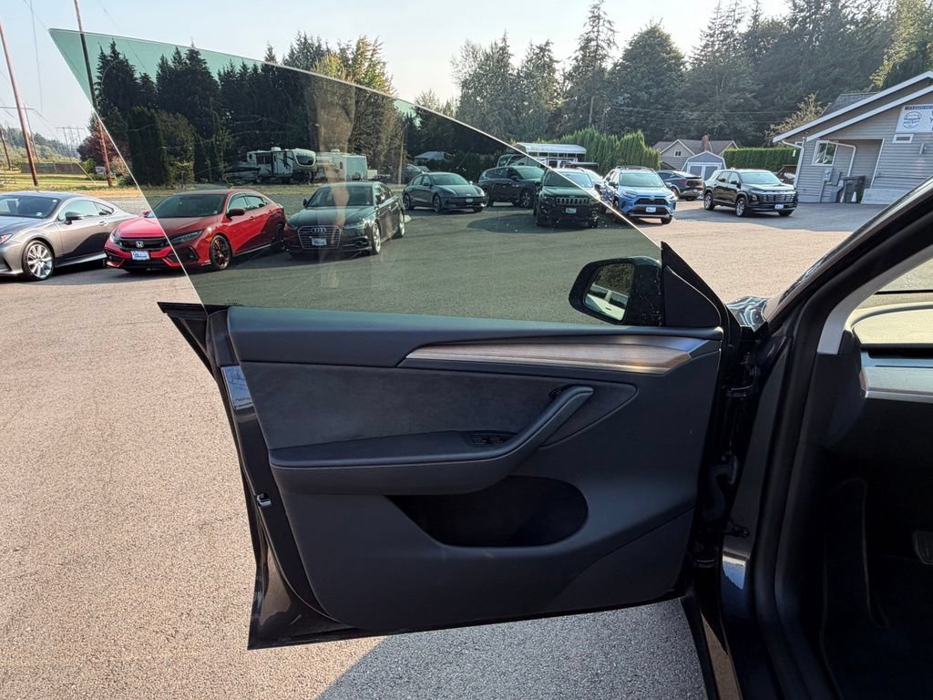 Used 2024 Tesla Model Y Long Range AWD/4WD image 11