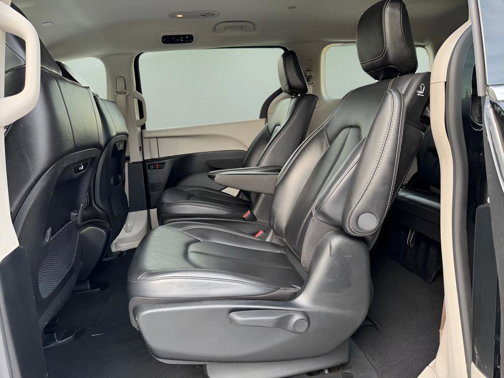 Used 2023 Chrysler Pacifica Touring-L image 12