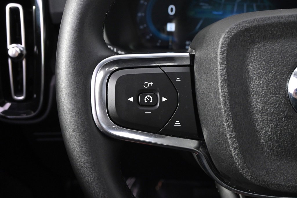 Used 2025 Volvo XC40 B5 Plus image 32