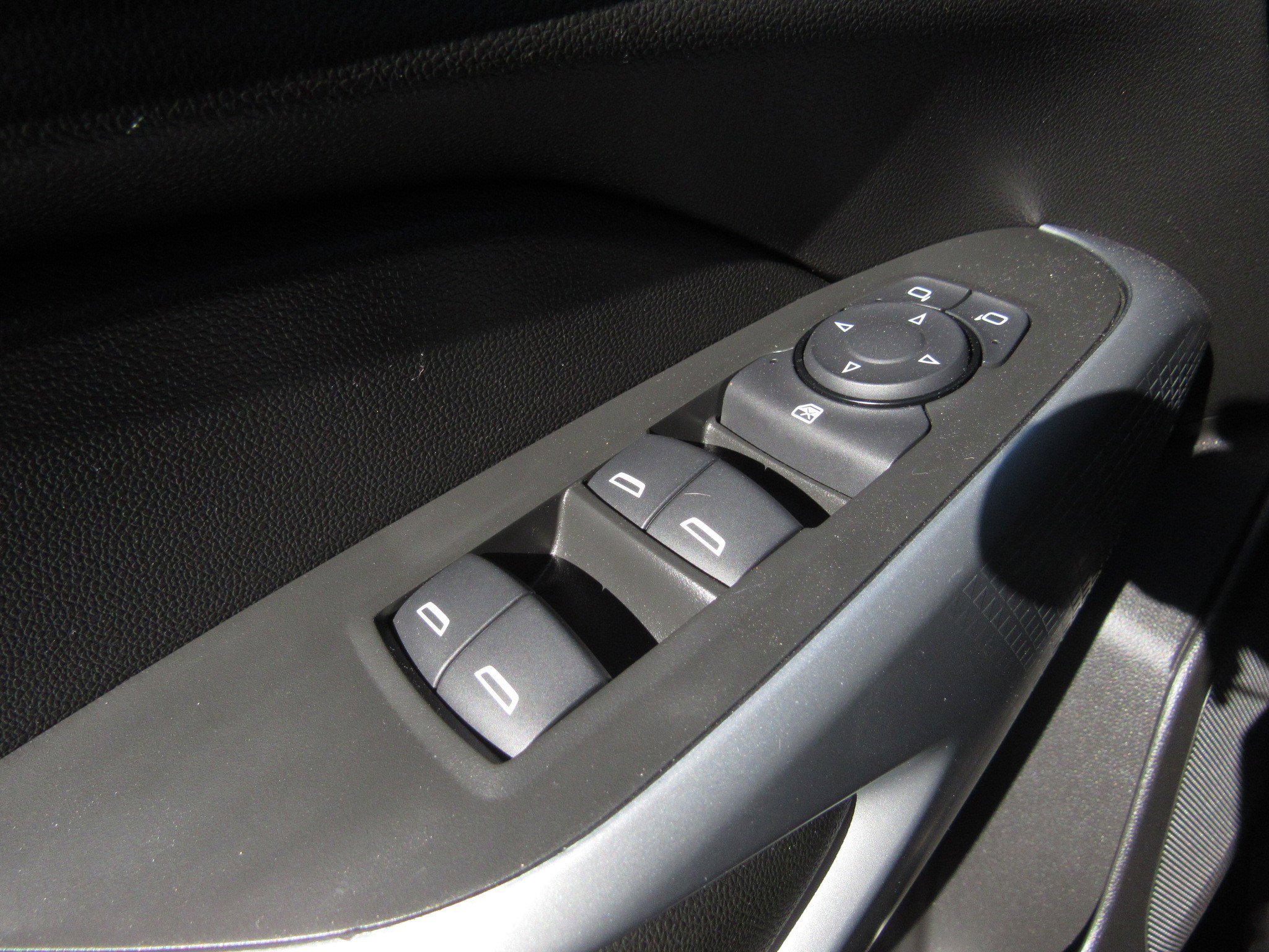 Used 2025 Chevrolet Trax RS w/ Sunroof Package image 22