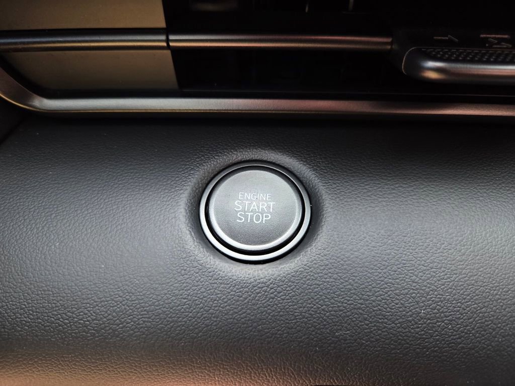 Used 2025 Hyundai Elantra Sport FWD image 31
