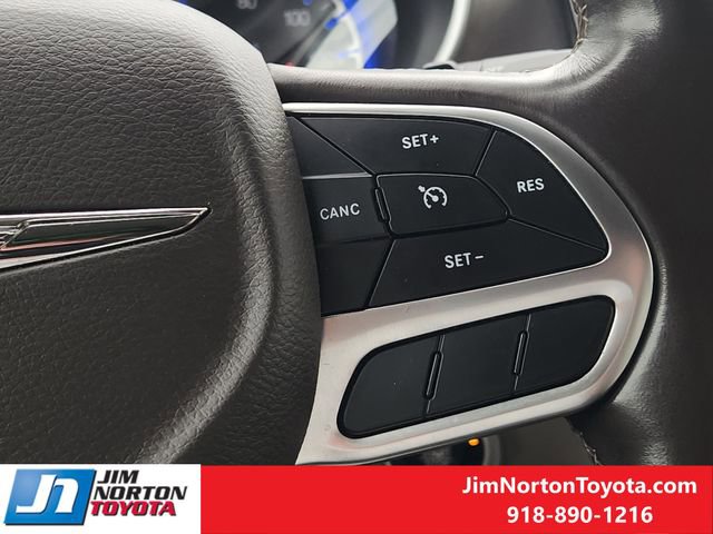 Used 2018 Chrysler Pacifica Touring-L image 28