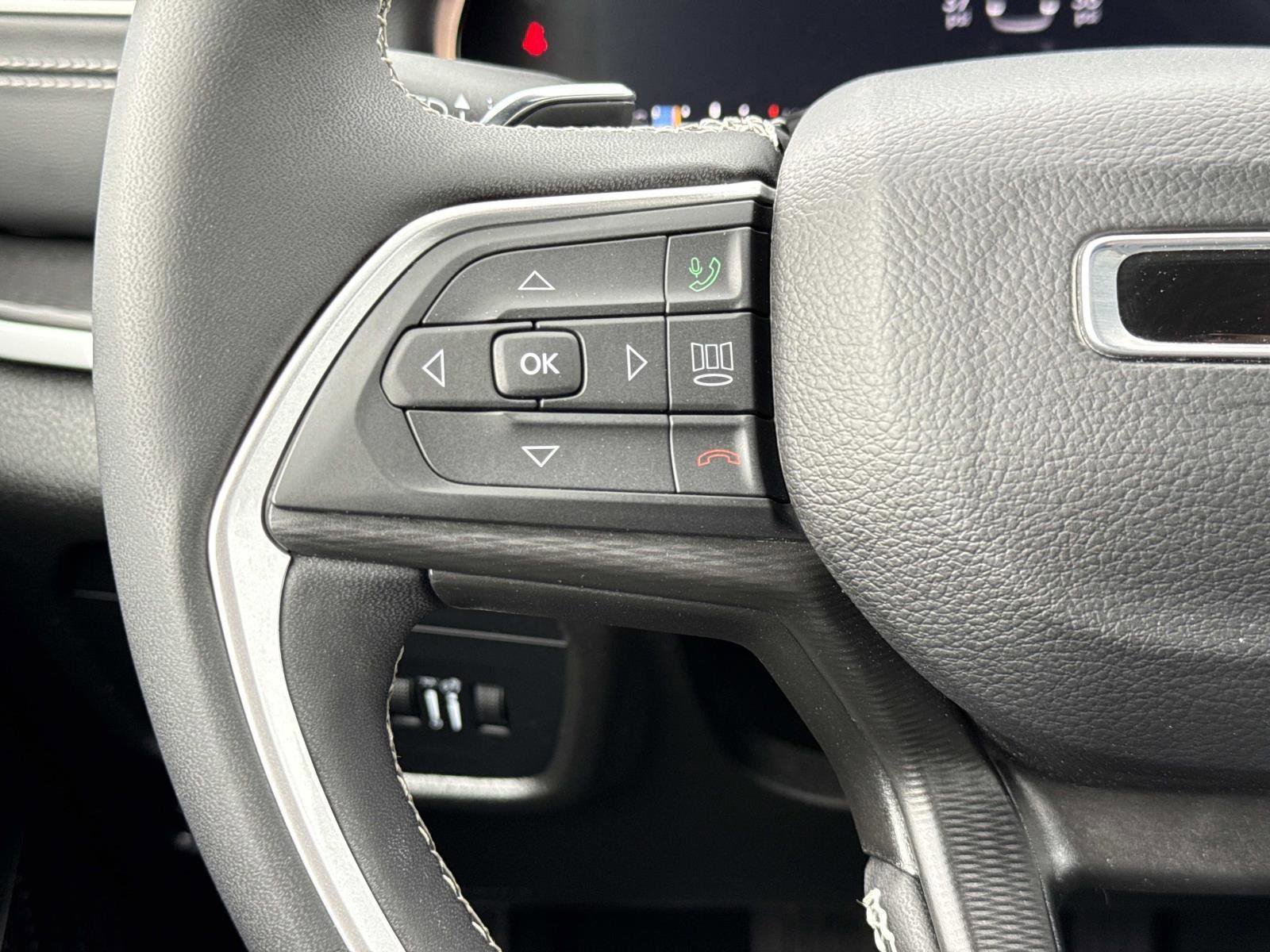 Used 2024 Jeep Grand Cherokee L Laredo AWD/4WD image 8