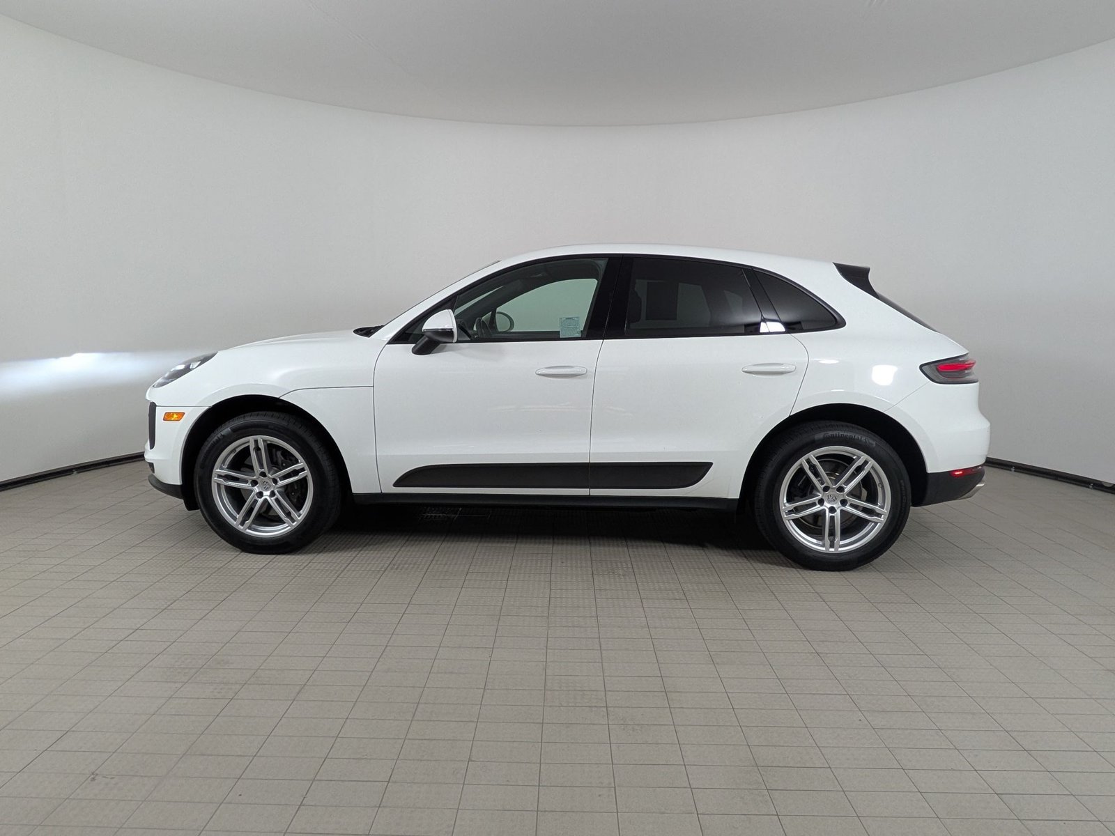 Certified 2021 Porsche Macan AWD/4WD image 2