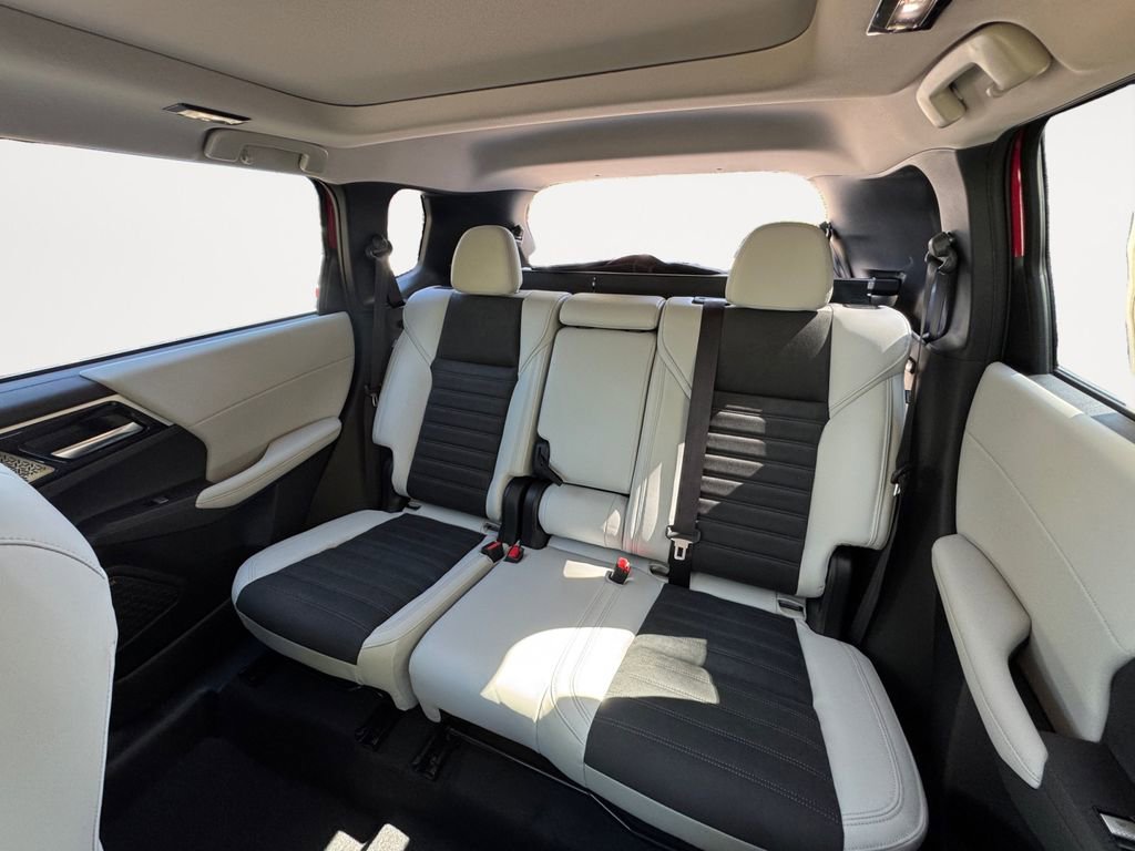 New 2025 Mitsubishi Outlander SE image 13