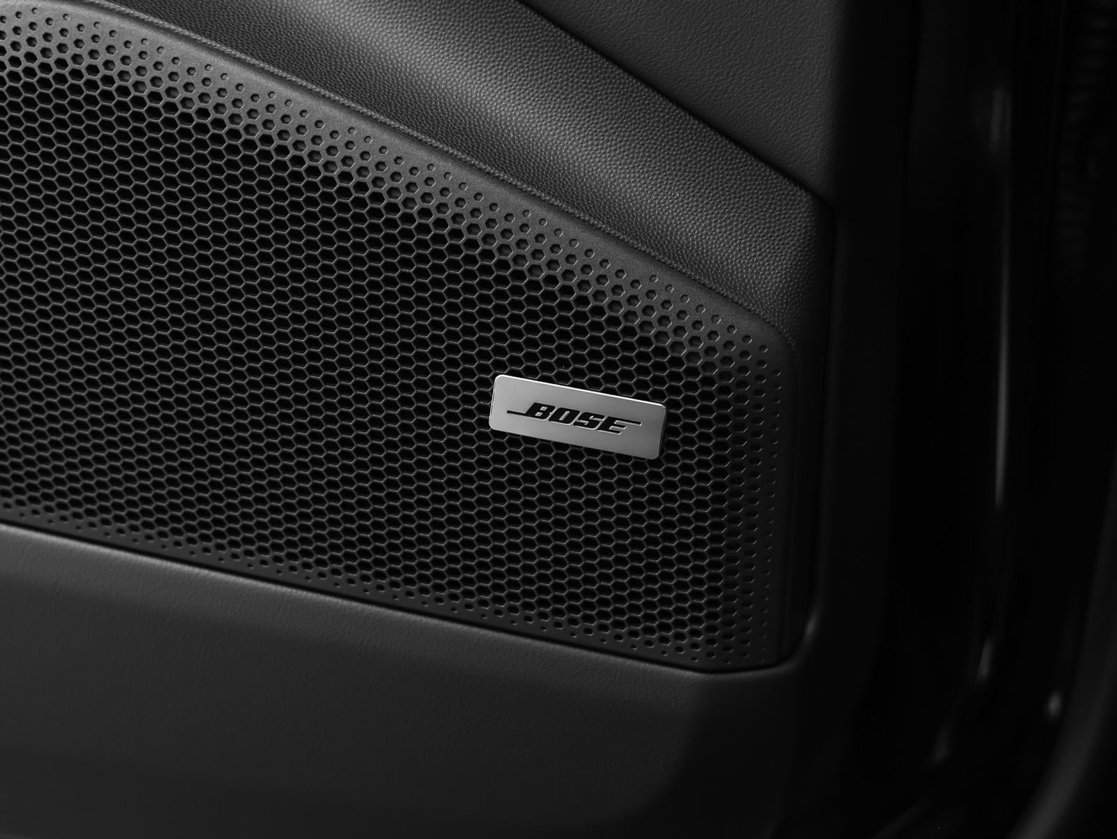 Certified 2025 Porsche Macan 4 Electric image 39