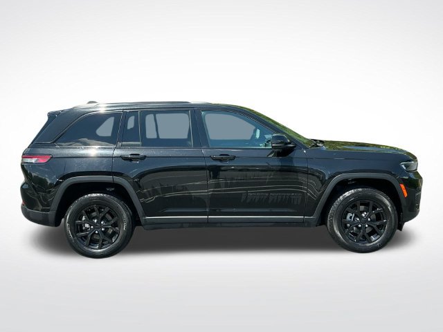Used 2025 Jeep Grand Cherokee Altitude AWD/4WD image 9