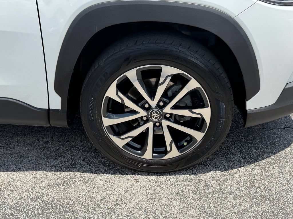 Used 2022 Toyota Corolla Cross XLE w/ Convenience Package AWD/4WD image 9