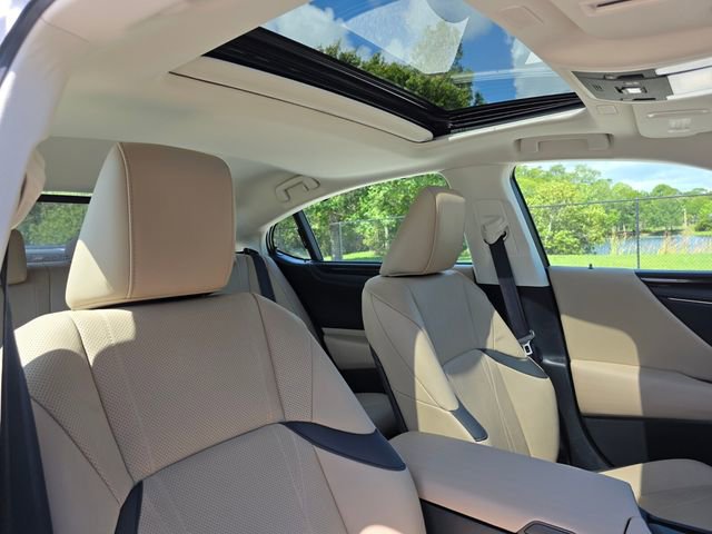 Used 2019 Lexus ES 300h Ultra Luxury w/ Accessory Package 2 FWD image 11