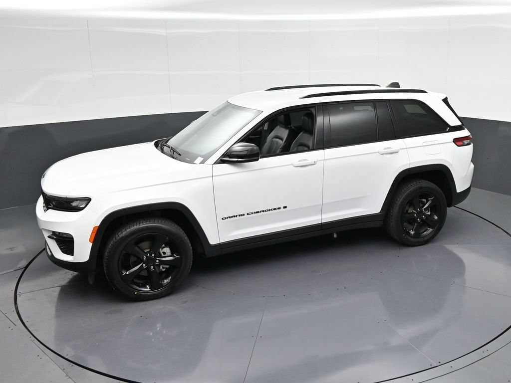 Used 2024 Jeep Grand Cherokee Limited w/ Black Appearance Package AWD/4WD image 27