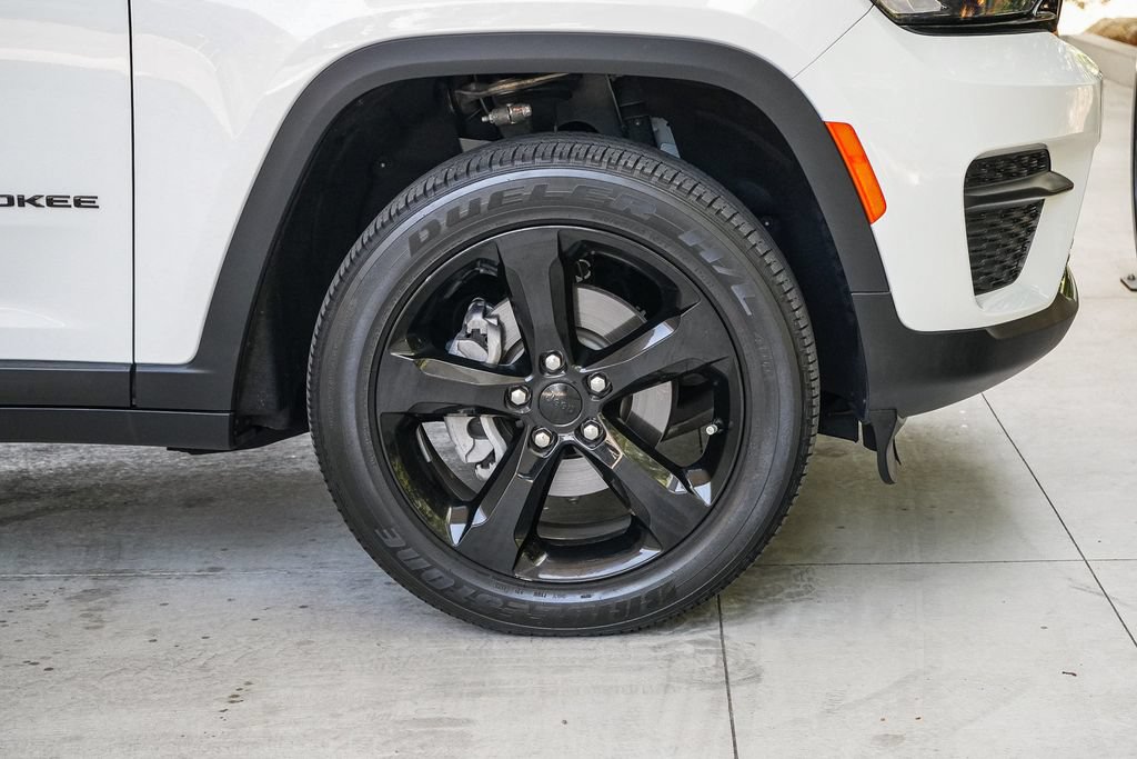 Used 2023 Jeep Grand Cherokee Altitude AWD/4WD image 11