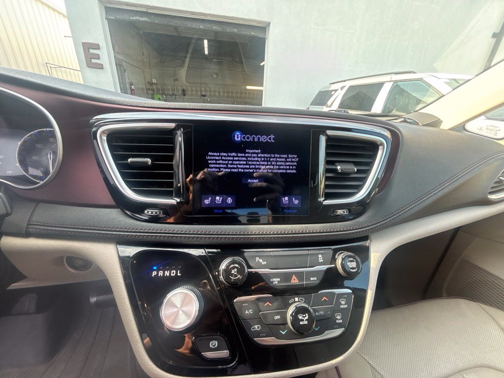 Used 2017 Chrysler Pacifica Limited w/ Tire & Wheel Group FWD image 14