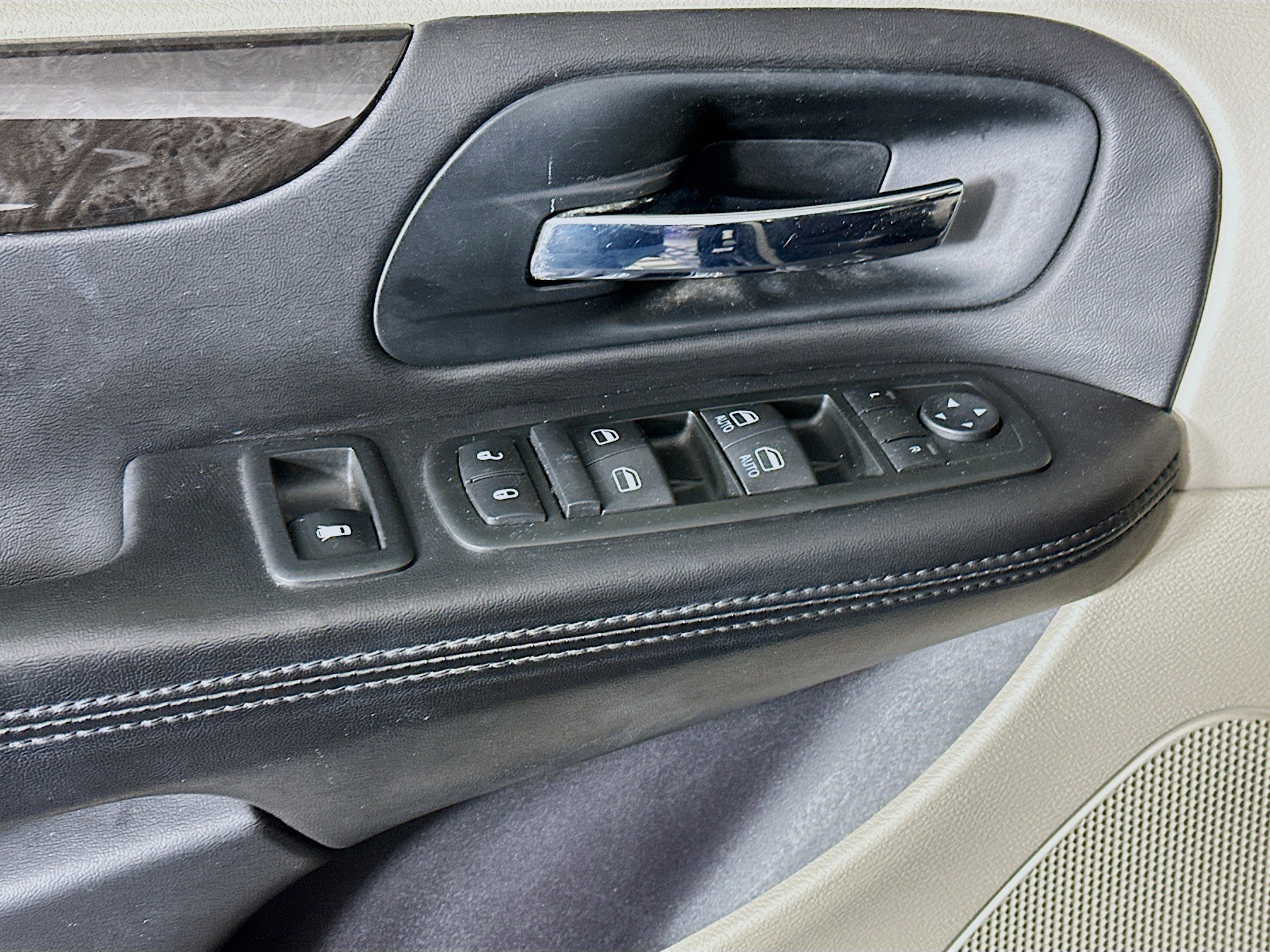 Used 2013 Dodge Grand Caravan SXT w/ Entertainment Group 1 image 15