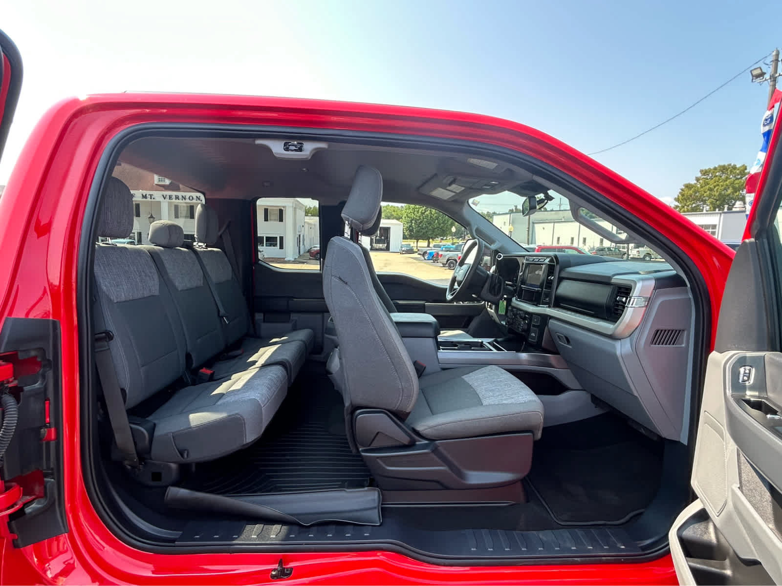 Used 2023 Ford F350 XLT w/ Snow Plow/Camper Package AWD/4WD image 8