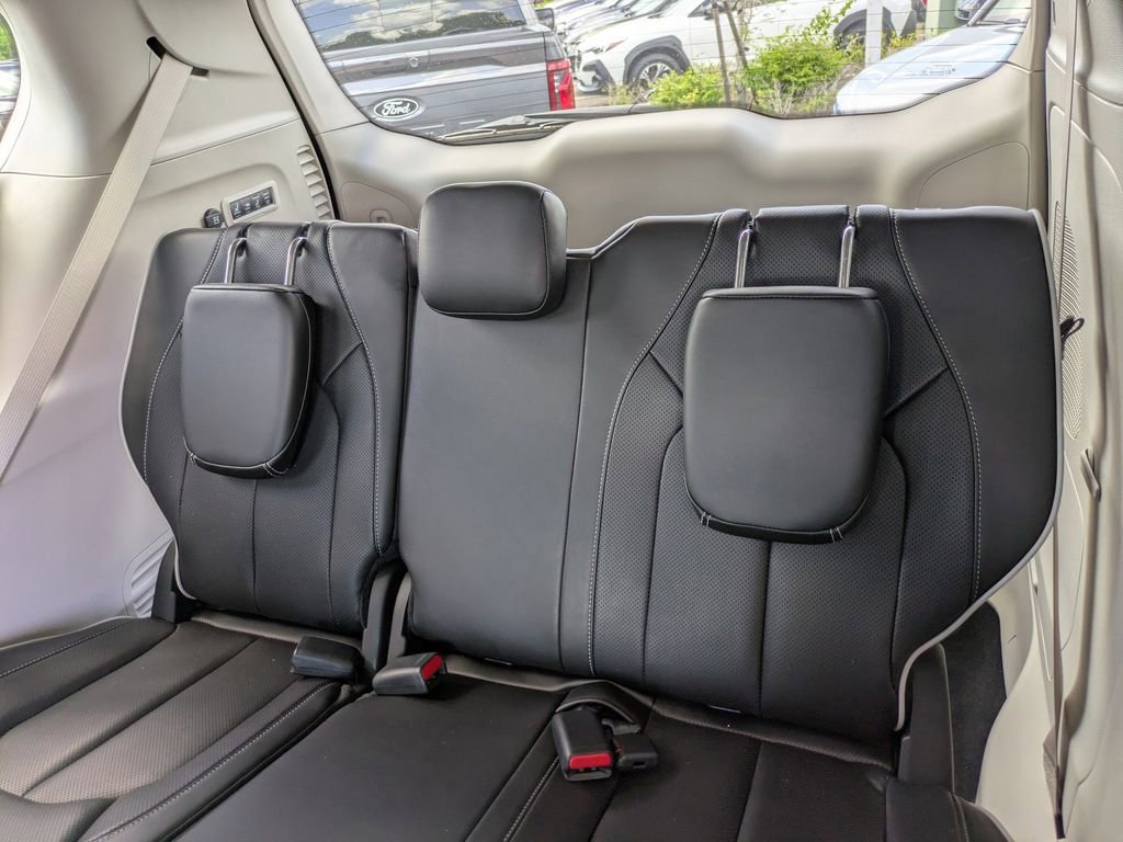 Used 2022 Chrysler Pacifica Limited image 14