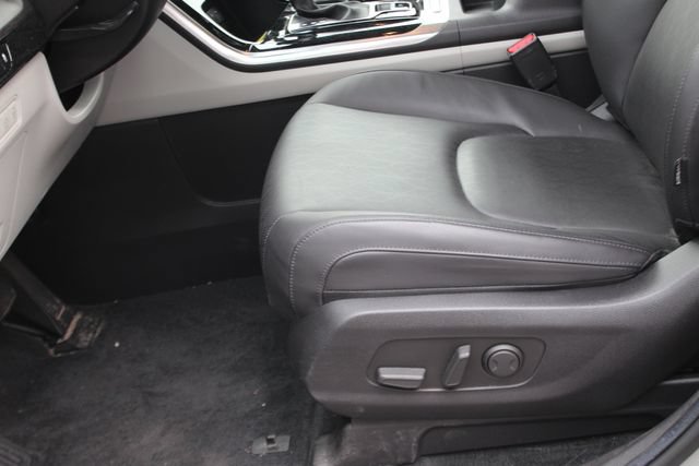 Used 2024 Kia Carnival EX FWD image 20