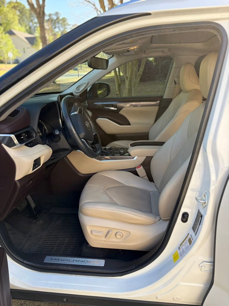 Used 2022 Toyota Highlander Limited image 2