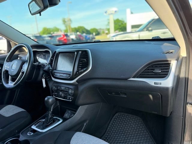 Used 2014 Jeep Cherokee Latitude w/ Cold Weather Group FWD image 17