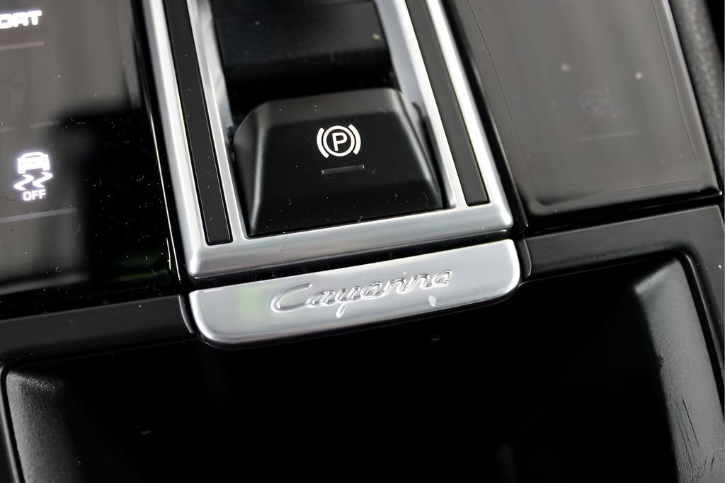 Used 2023 Porsche Cayenne AWD/4WD image 29
