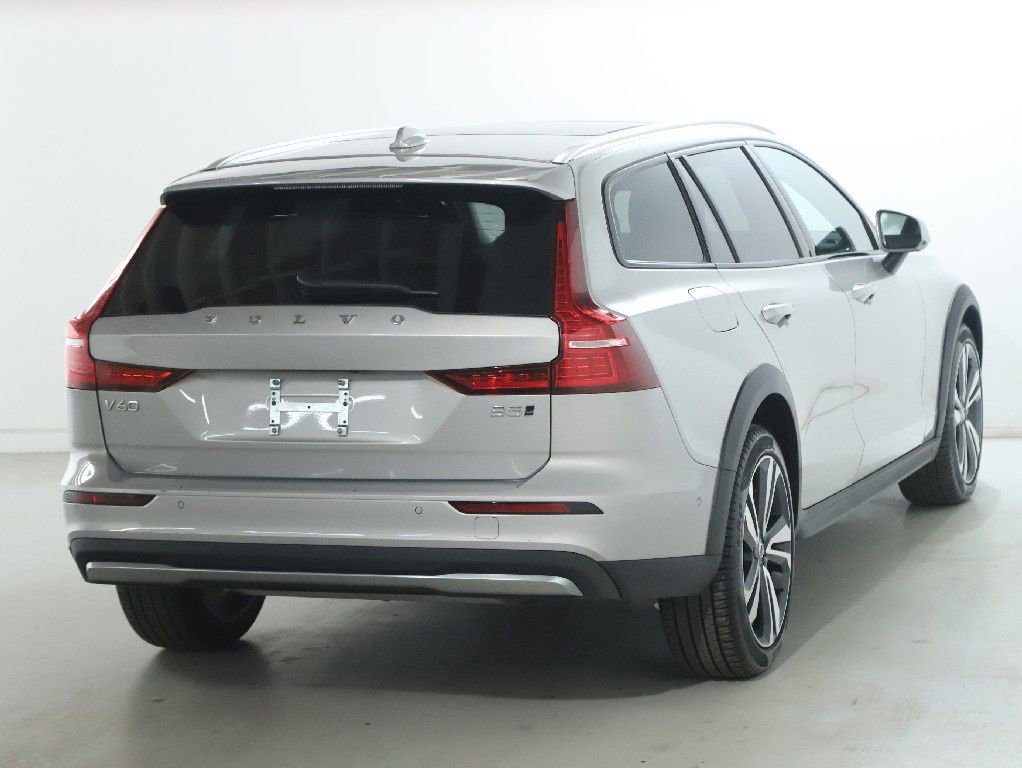 Used 2025 Volvo V60 B5 Cross Country Plus image 48