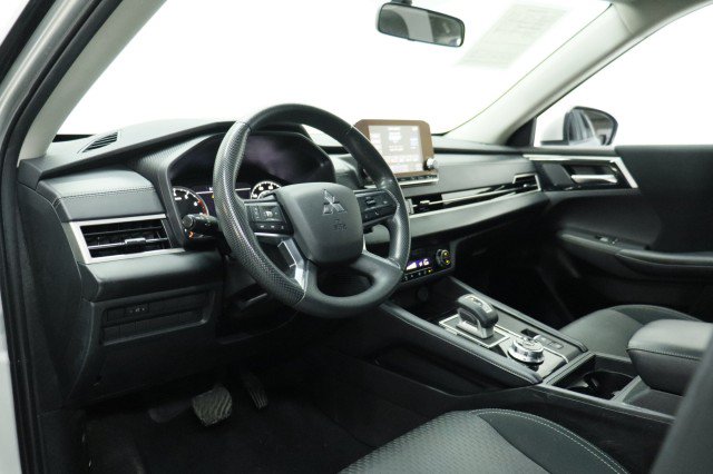 Used 2023 Mitsubishi Outlander ES FWD image 6