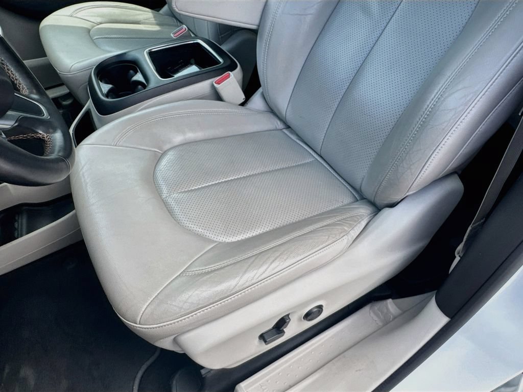 Used 2019 Chrysler Pacifica Touring-L Plus w/ Advanced Safetytec Group FWD image 21