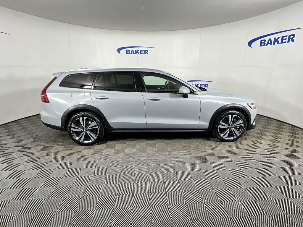 Used 2025 Volvo V60 B5 Cross Country Plus image 10