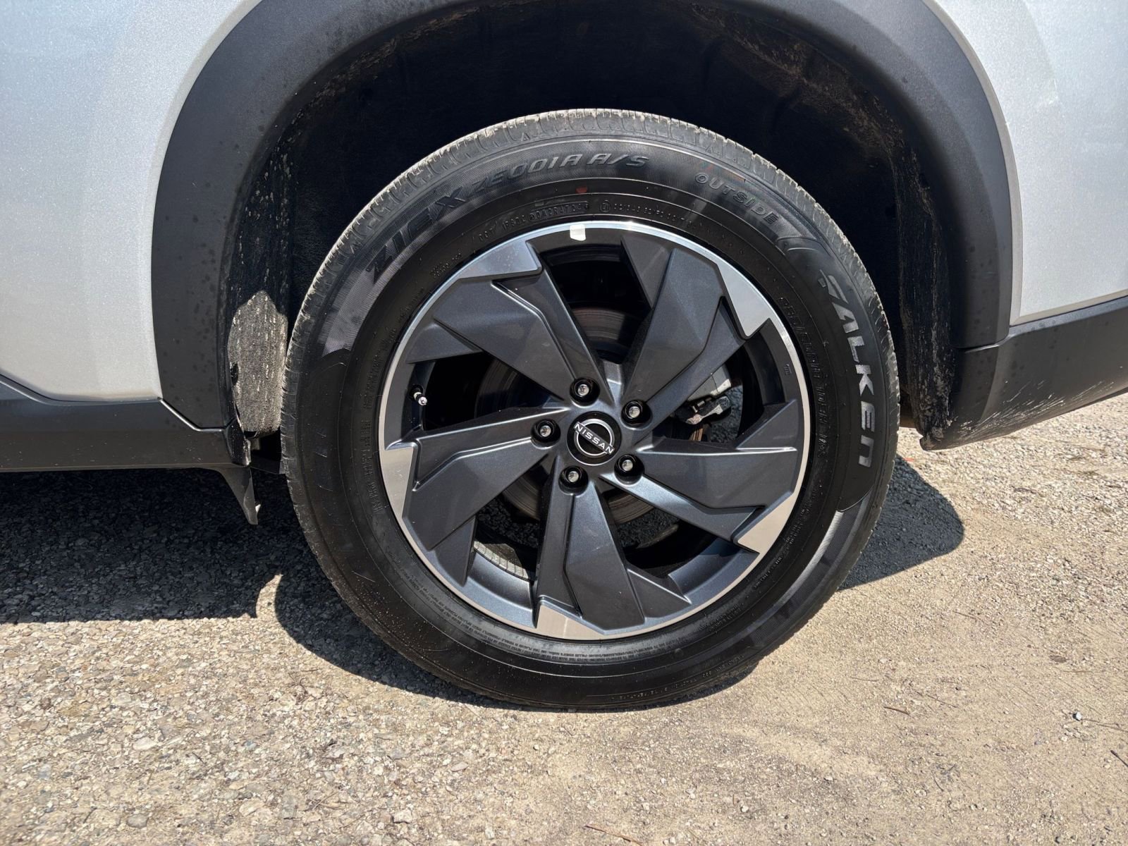 Used 2025 Nissan Rogue SV FWD image 32