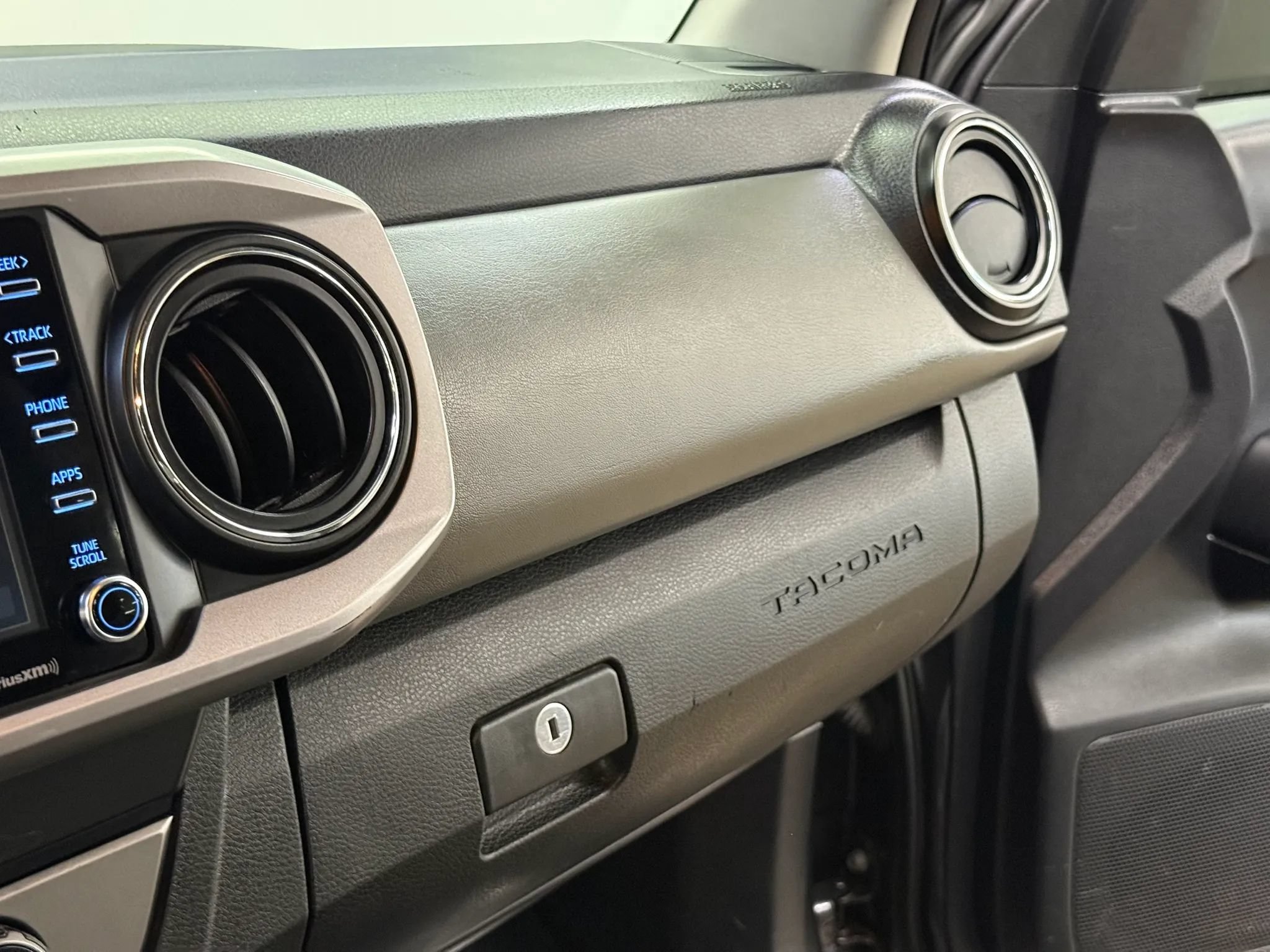 Used 2020 Toyota Tacoma SR5 RWD image 18