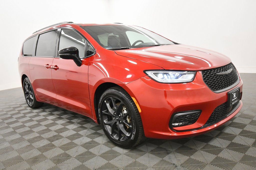 Used 2025 Chrysler Pacifica Limited image 10