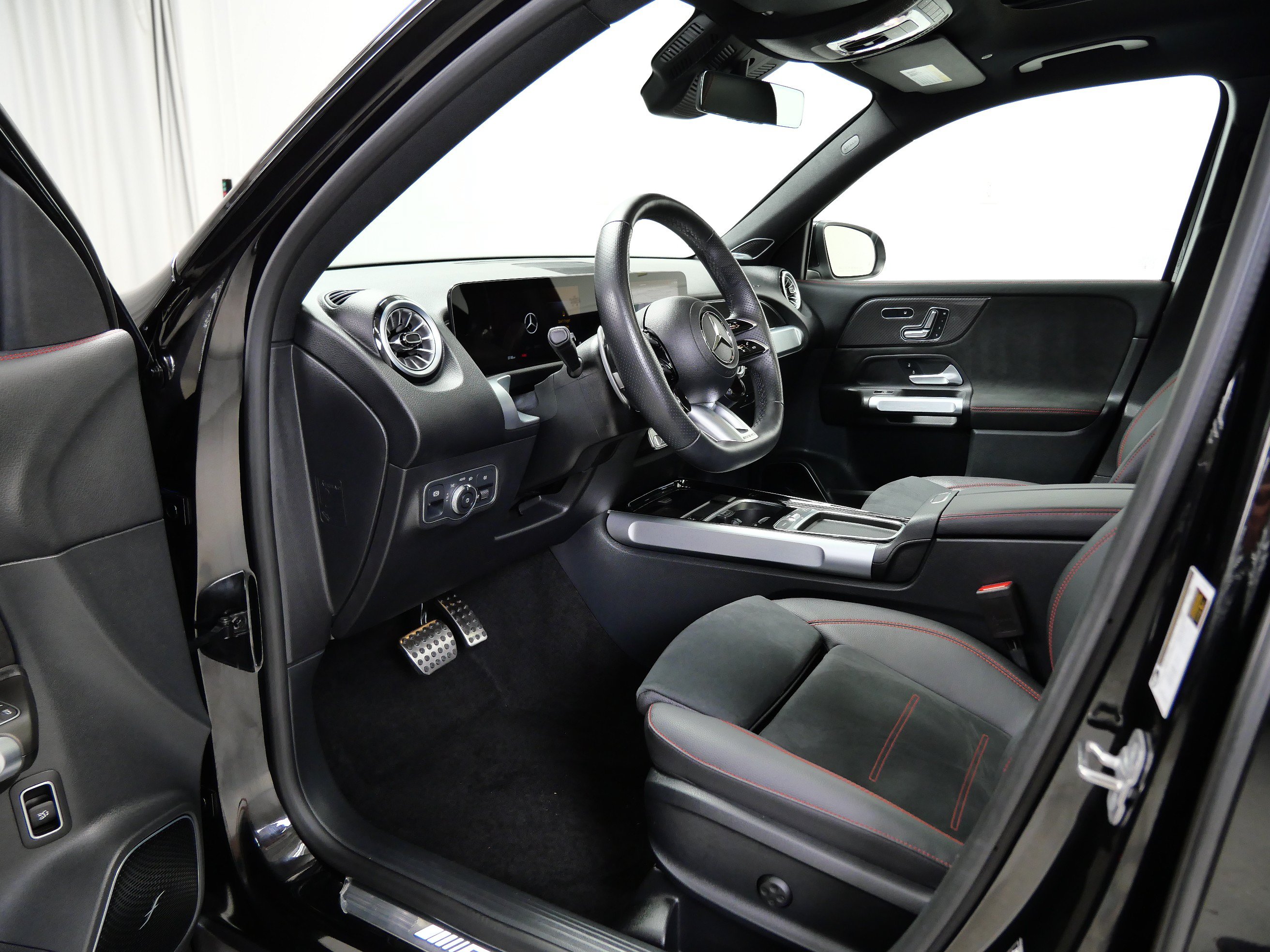 Used 2024 Mercedes-Benz GLB 35 AMG 4MATIC image 15