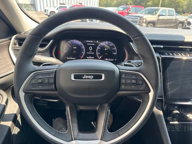 Used 2023 Jeep Grand Cherokee Limited w/ Black Appearance Package AWD/4WD image 35