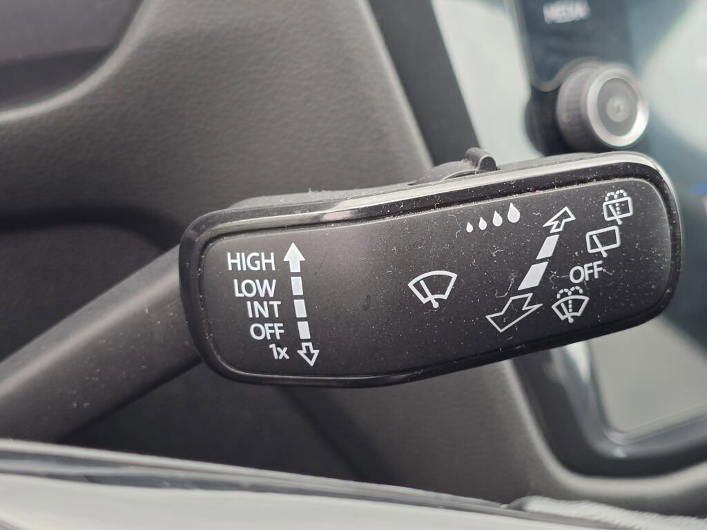 Used 2020 Volkswagen Tiguan SE image 31